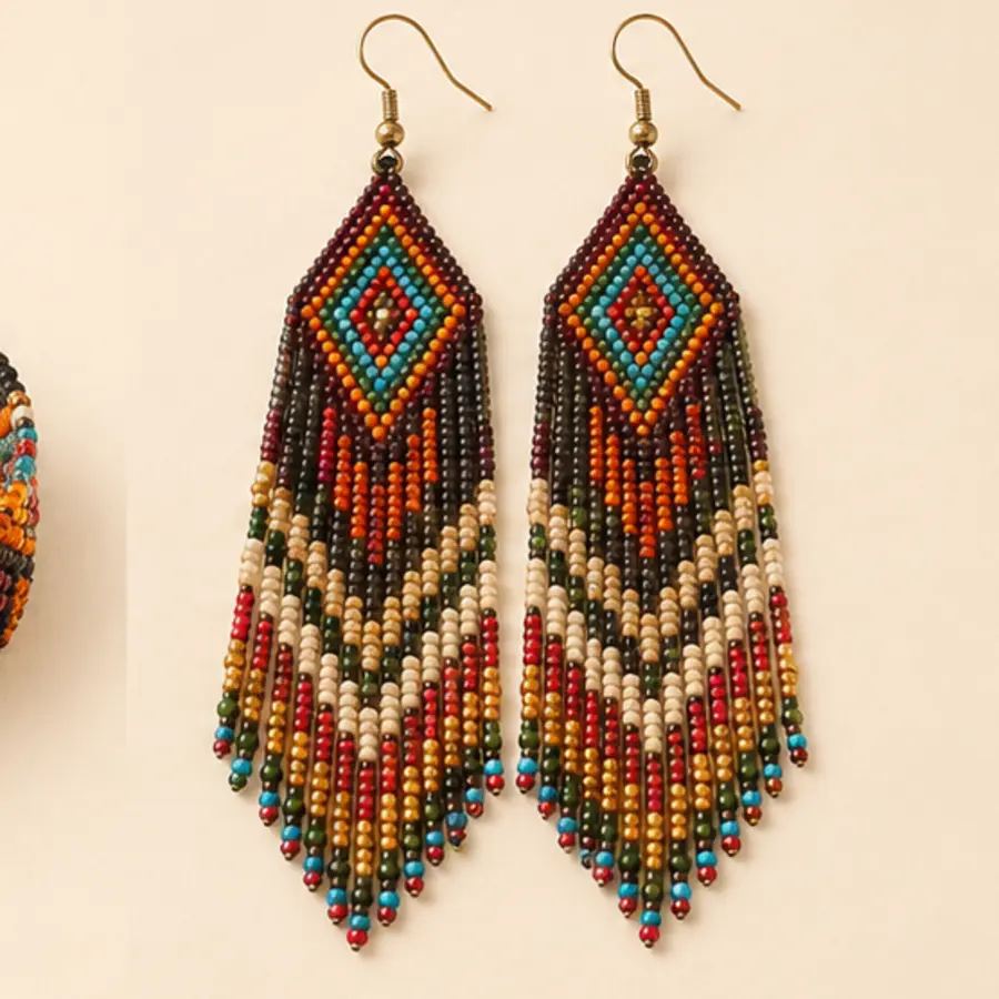 Aretes de mullos en tonos cálidos con remate dorado